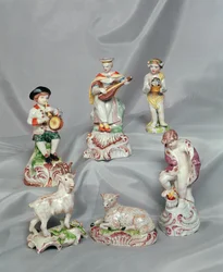 Junge spielt Pfeife und Trommel, Mädchen spielt Laute, Amor hält Korb, Ziege, Schaf und Figur des Winters